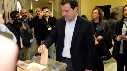 Jesús Formigo / ICAL. El candidato del PP a la presidencia de la Junta de Castilla y León, Alfonso Fernández Mañueco, vota en Salamanca