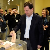 Jesús Formigo / ICAL. El candidato del PP a la presidencia de la Junta de Castilla y León, Alfonso Fernández Mañueco, vota en Salamanca