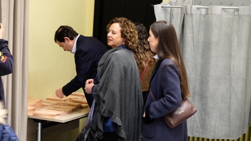 Jesús Formigo / ICAL. El candidato del PP a la presidencia de la Junta de Castilla y León, Alfonso Fernández Mañueco, vota en Salamanca