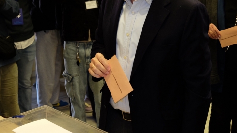 Jesús Formigo / ICAL. El candidato del PP a la presidencia de la Junta de Castilla y León, Alfonso Fernández Mañueco, vota en Salamanca