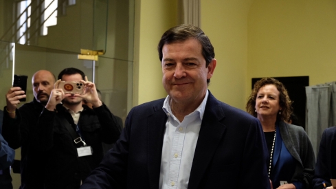 Jesús Formigo / ICAL. El candidato del PP a la presidencia de la Junta de Castilla y León, Alfonso Fernández Mañueco, vota en Salamanca