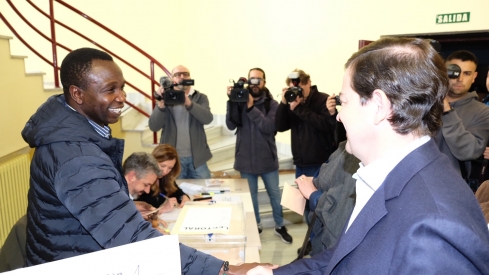 Jesús Formigo / ICAL. El candidato del PP a la presidencia de la Junta de Castilla y León, Alfonso Fernández Mañueco, vota en Salamanca
