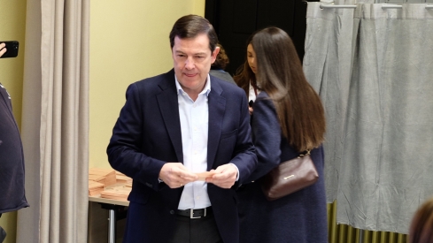 Jesús Formigo / ICAL. El candidato del PP a la presidencia de la Junta de Castilla y León, Alfonso Fernández Mañueco, vota en Salamanca Jesús Formigo / ICAL. El candidato del PP a la presidencia de la Junta de Castilla y León, Alfonso Fernández Mañueco, vota en Salamanca