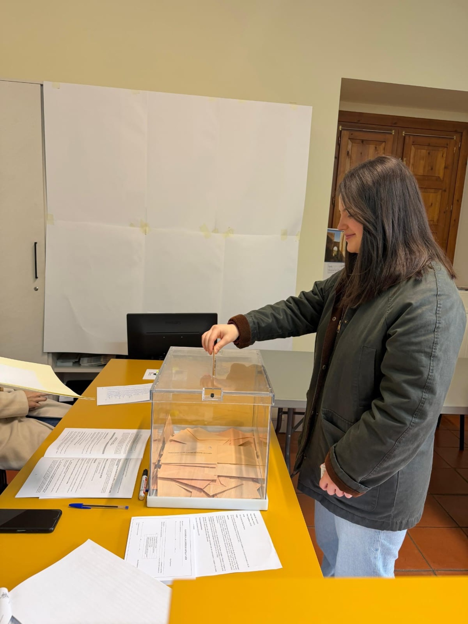 Lucía Las Heras Ledesma, de 18 años, votando por primeta vez en las elecciones de Castilla y León | ICAL