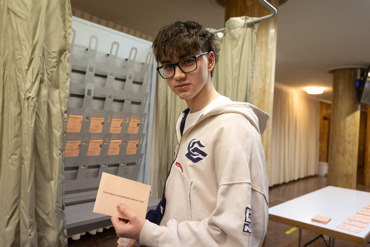 El joven soriano Victor Calabaza Maroto de 18 años vota por primera vez en unas elecciones | Concha Ortega / ICAL 