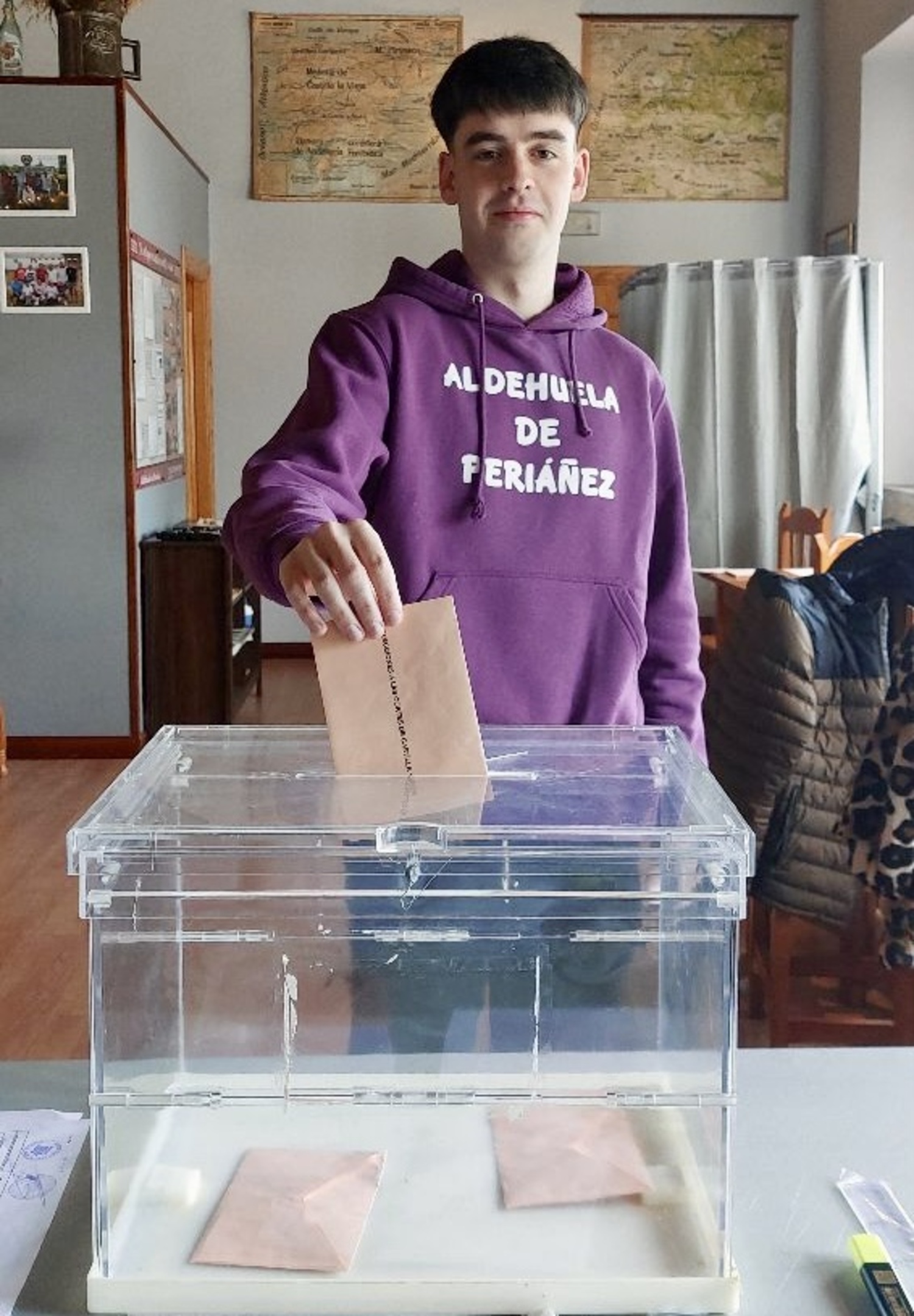 Alberto Sanz Andrés ejerce su derecho al voto por primera vez en Aldehuela de Periañez | ICAL