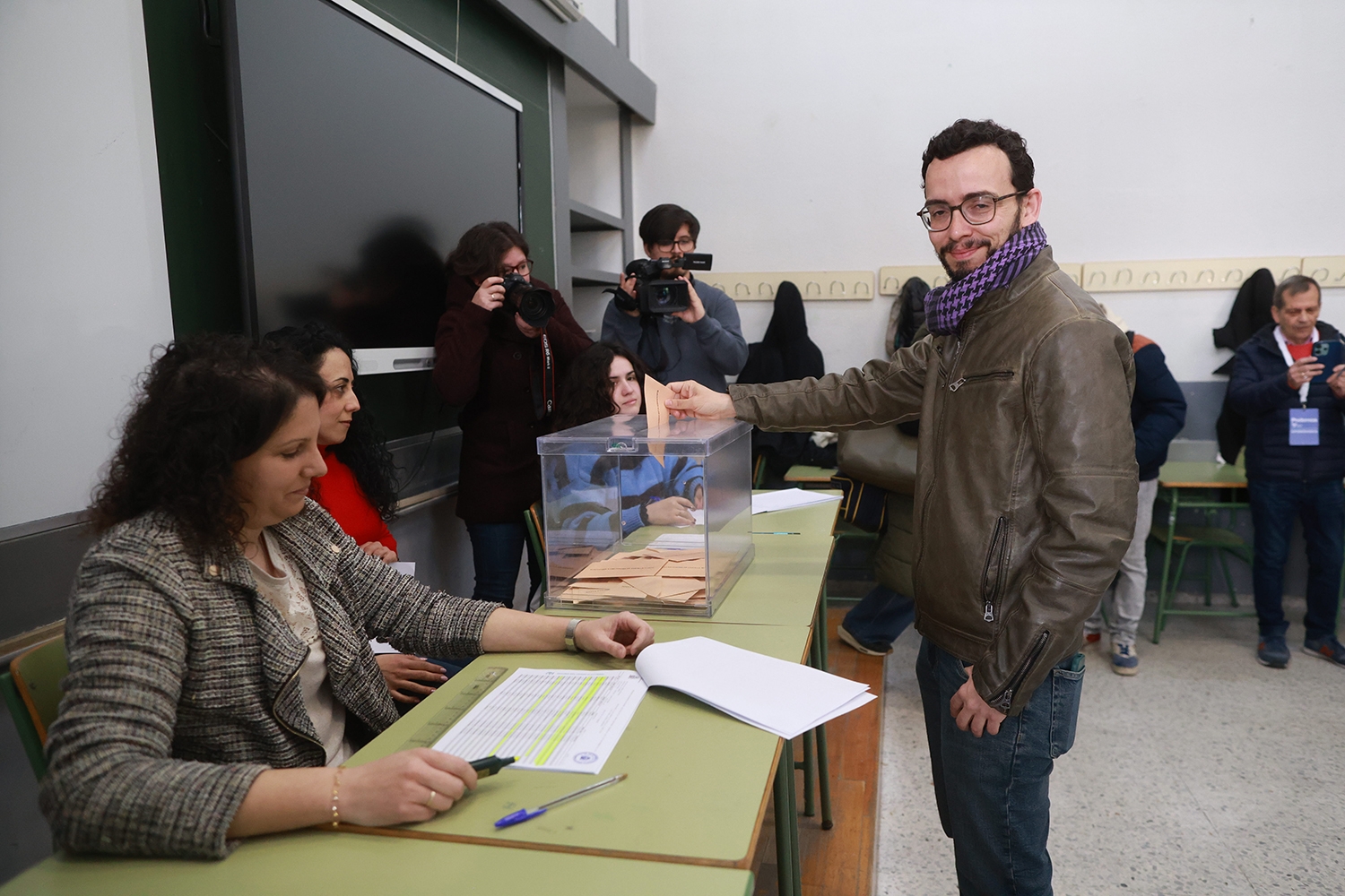JL Leal / ICAL . El candidato de Podemos a las Cortes de Castilla y León, Miguel Ángel Llamas, vota en el Instituto Claudio Moyano.