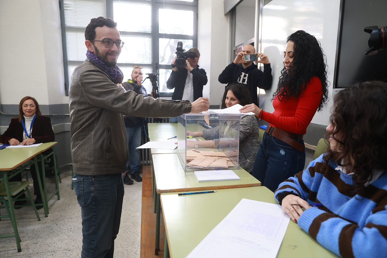 JL Leal / ICAL . El candidato de Podemos a las Cortes de Castilla y León, Miguel Ángel Llamas, vota en el Instituto Claudio Moyano.