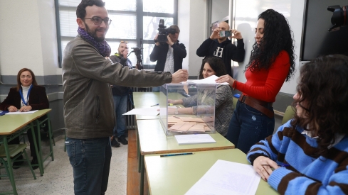 JL Leal / ICAL . El candidato de Podemos a las Cortes de Castilla y León, Miguel Ángel Llamas, vota en el Instituto Claudio Moyano. JL Leal / ICAL . El candidato de Podemos a las Cortes de Castilla y León, Miguel Ángel Llamas, vota en el Instituto Claudio Moyano.