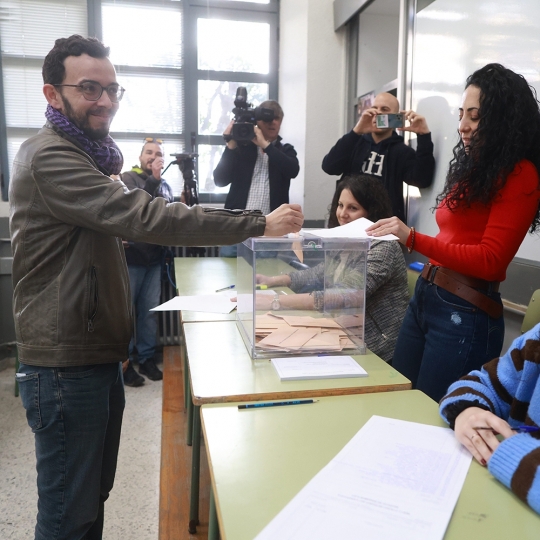JL Leal / ICAL . El candidato de Podemos a las Cortes de Castilla y León, Miguel Ángel Llamas, vota en el Instituto Claudio Moyano.