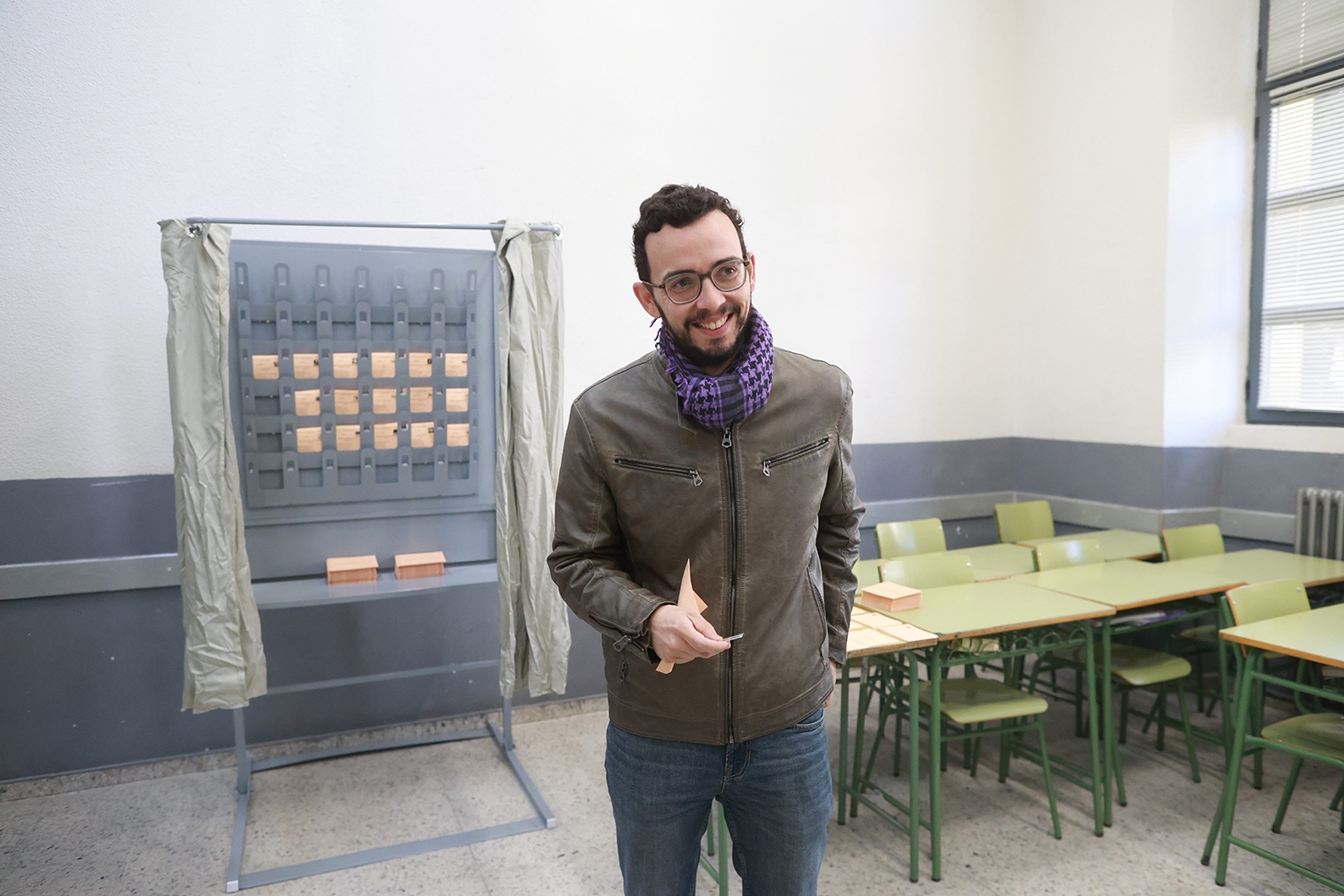 JL Leal / ICAL . El candidato de Podemos a las Cortes de Castilla y León, Miguel Ángel Llamas, vota en el Instituto Claudio Moyano. JL Leal / ICAL . El candidato de Podemos a las Cortes de Castilla y León, Miguel Ángel Llamas, vota en el Instituto Claudio Moyano.