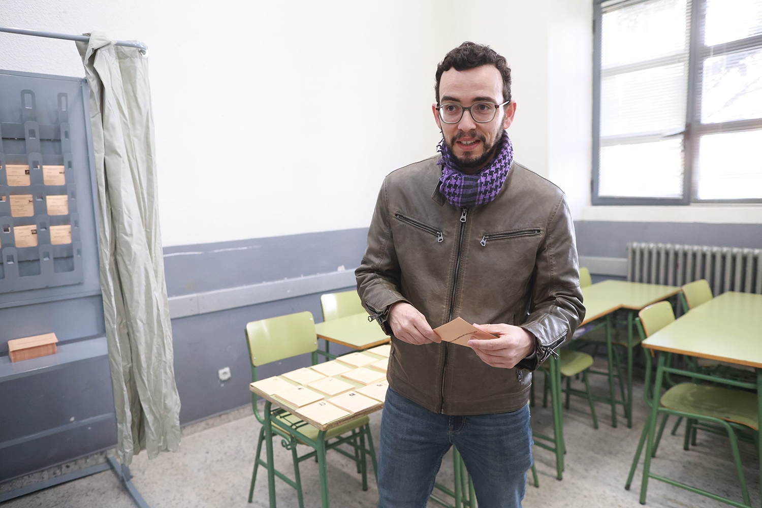 JL Leal / ICAL . El candidato de Podemos a las Cortes de Castilla y León, Miguel Ángel Llamas, vota en el Instituto Claudio Moyano.