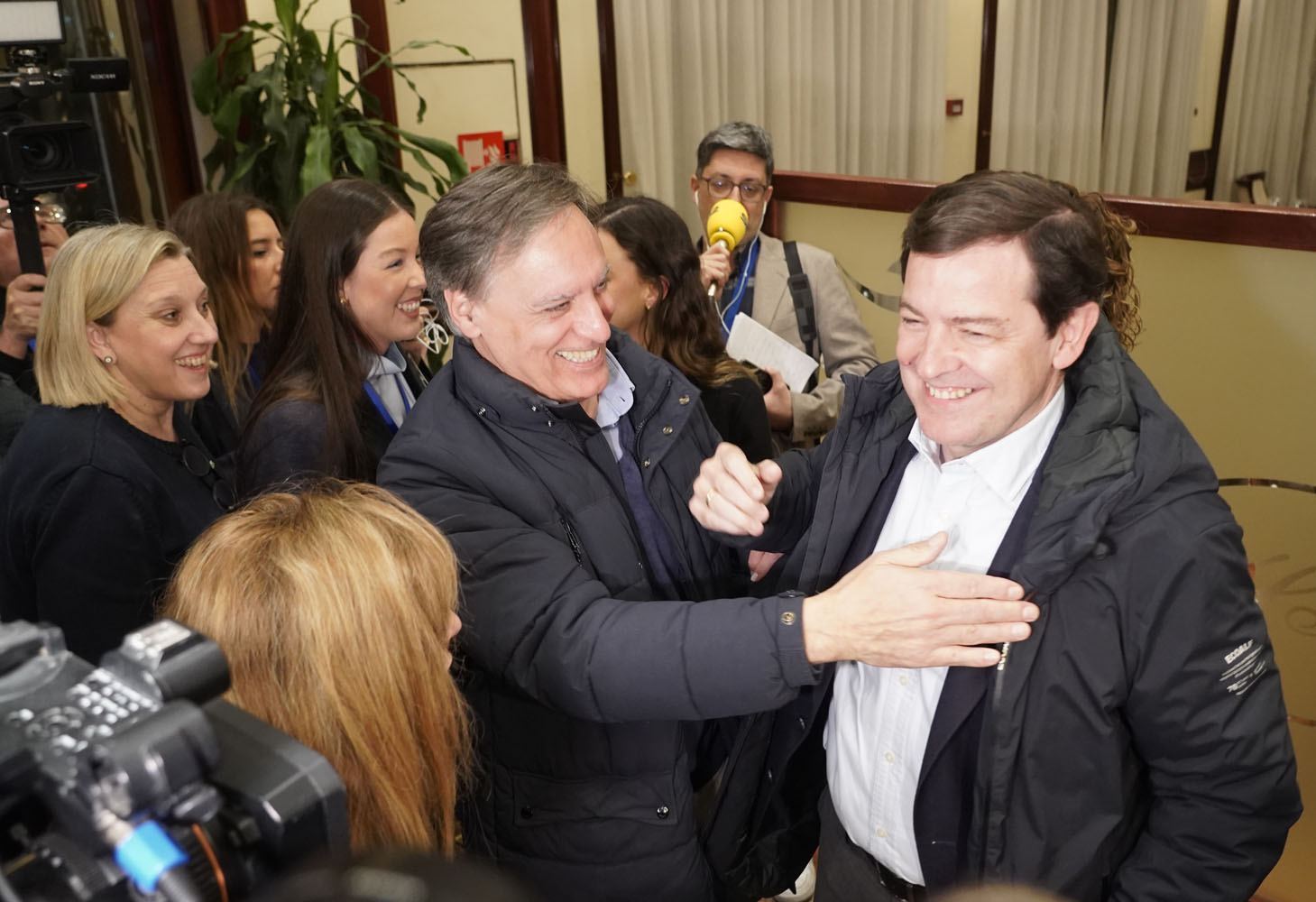 Rubén CachoICAL . El candidato del PP a la Presidencia de la Junta de Castilla y León, Alfonso Fernández Mañueco, a su llegada al hotel Alameda Palace de Salamanca (7)
