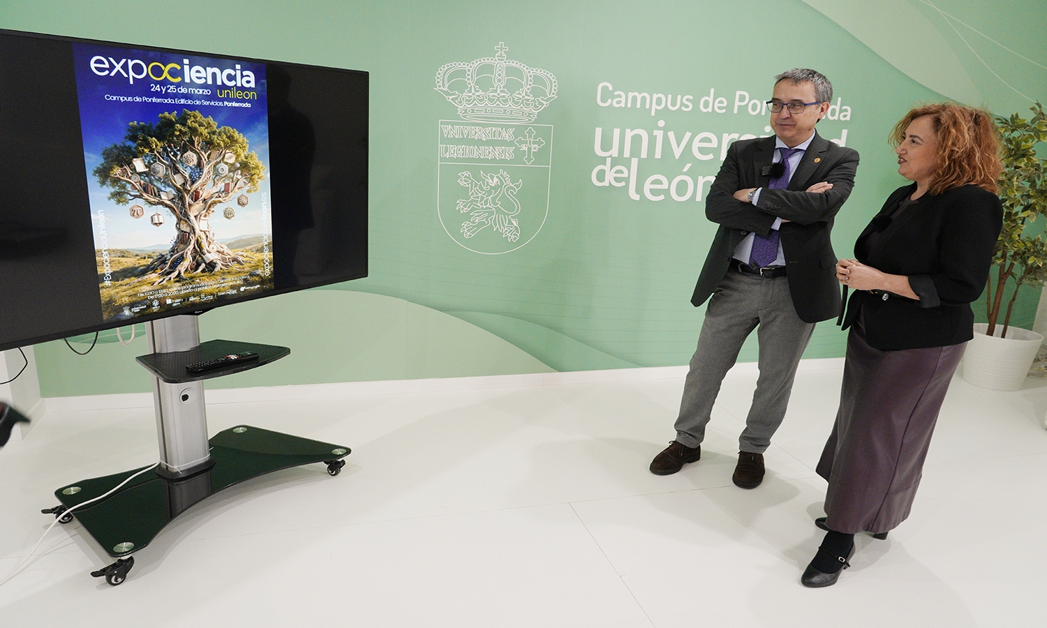 La vicerrectora del Campus del Bierzo de la ULE, Pilar Marqués, y el vicerrector de Investigación y Transferencia, Santiago Gutiérrez, durante la presentación de Expociencia 2026 | César Sánchez (ICAL). 