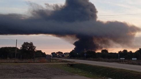 El incendio de una nave de neumáticos en La Bañeza obliga a confinar a los vecinos | FB: Jose Miguel Cuadrado Alfayate