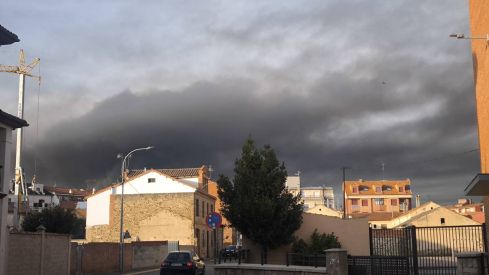 El incendio de una nave de neumáticos en La Bañeza obliga a confinar a los vecinos | FB: Jose Miguel Cuadrado Alfayate