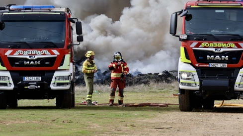 Carlos S. Campillo ICAL. Incendio en una nave de caucho y plásticos de La Bañeza (8)