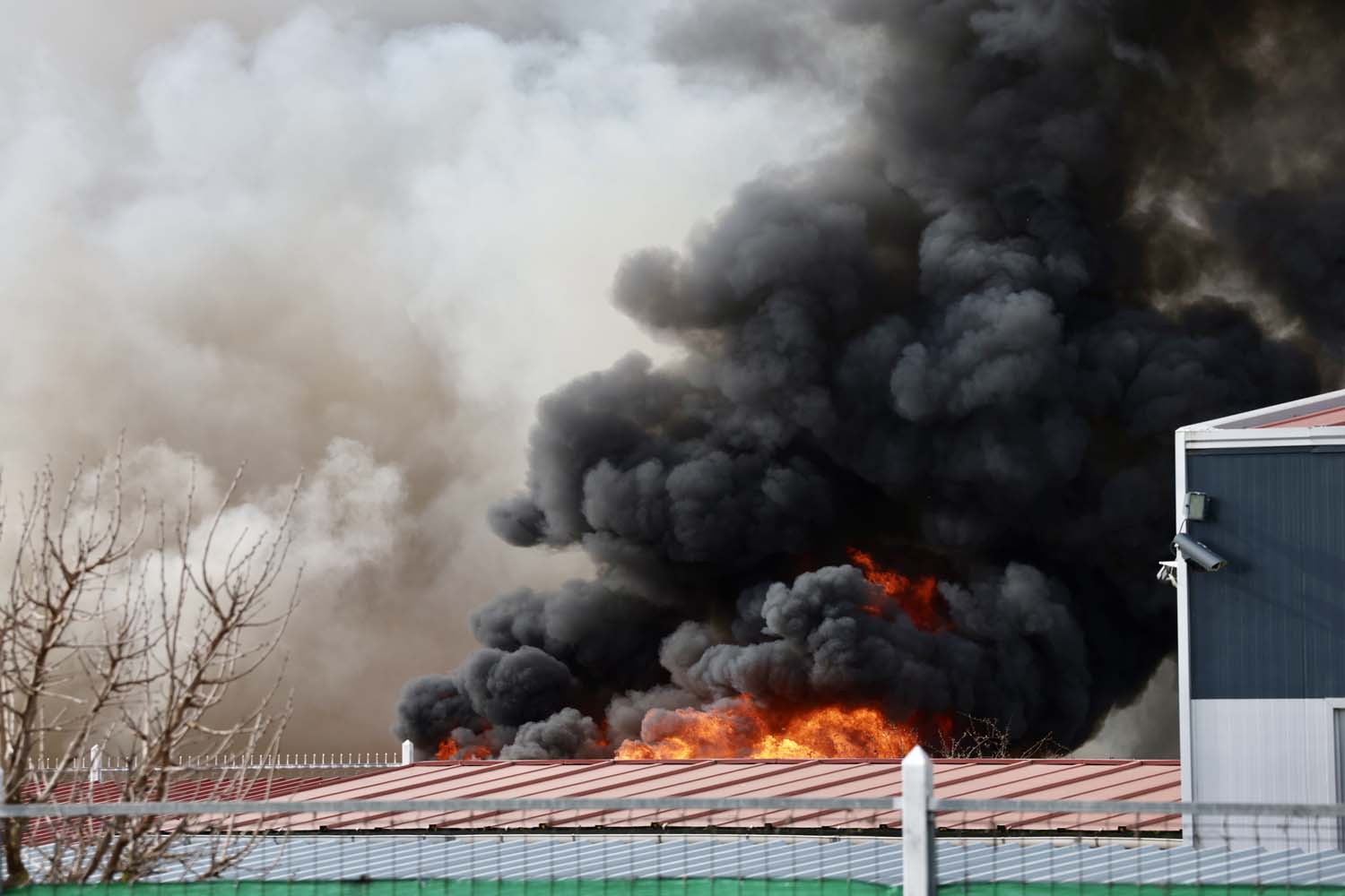 Carlos S. Campillo ICAL. Incendio en una nave de caucho y plásticos de La Bañeza (9)