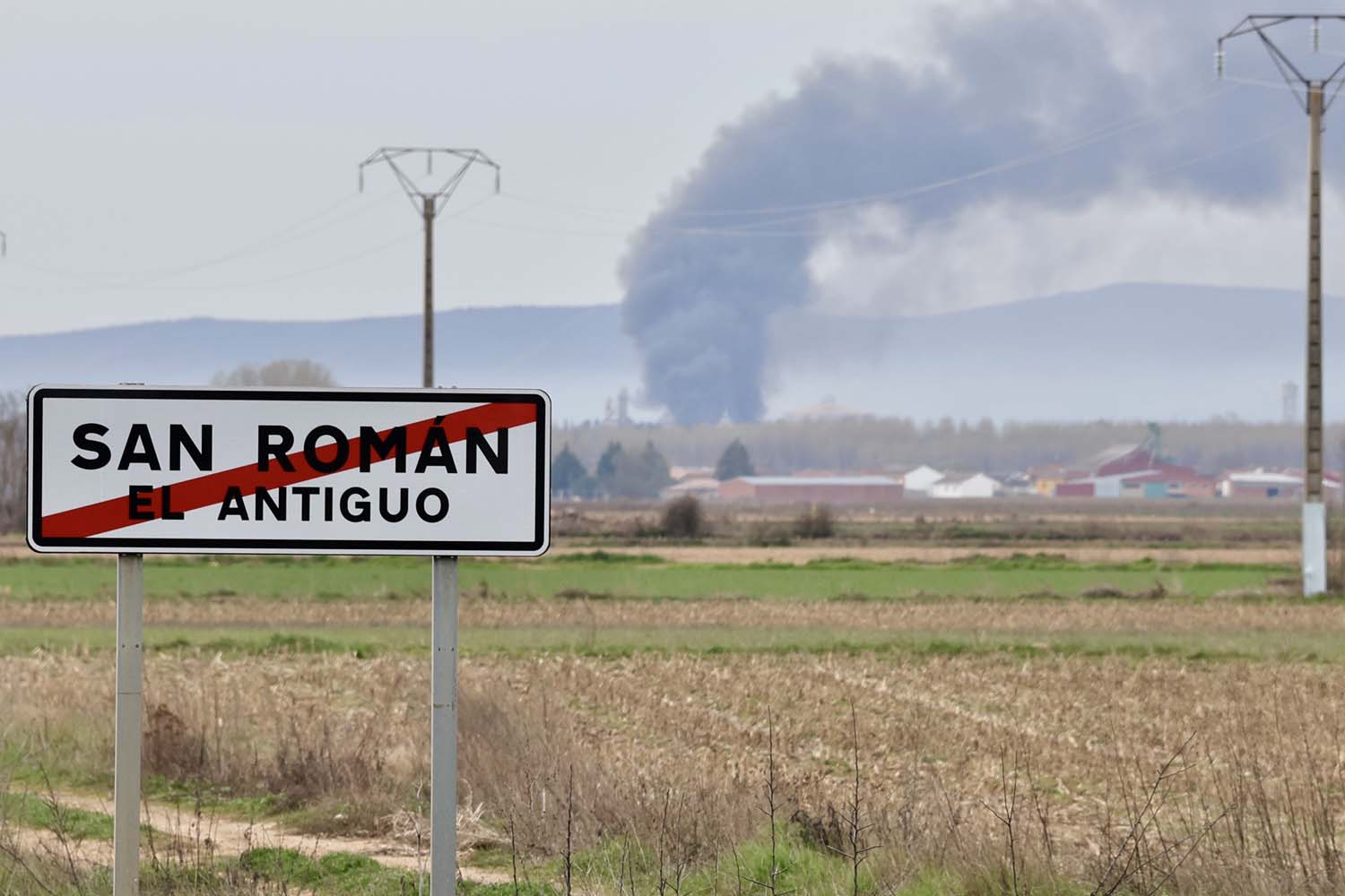 Carlos S. Campillo ICAL. Incendio en una nave de caucho y plásticos de La Bañeza (2)