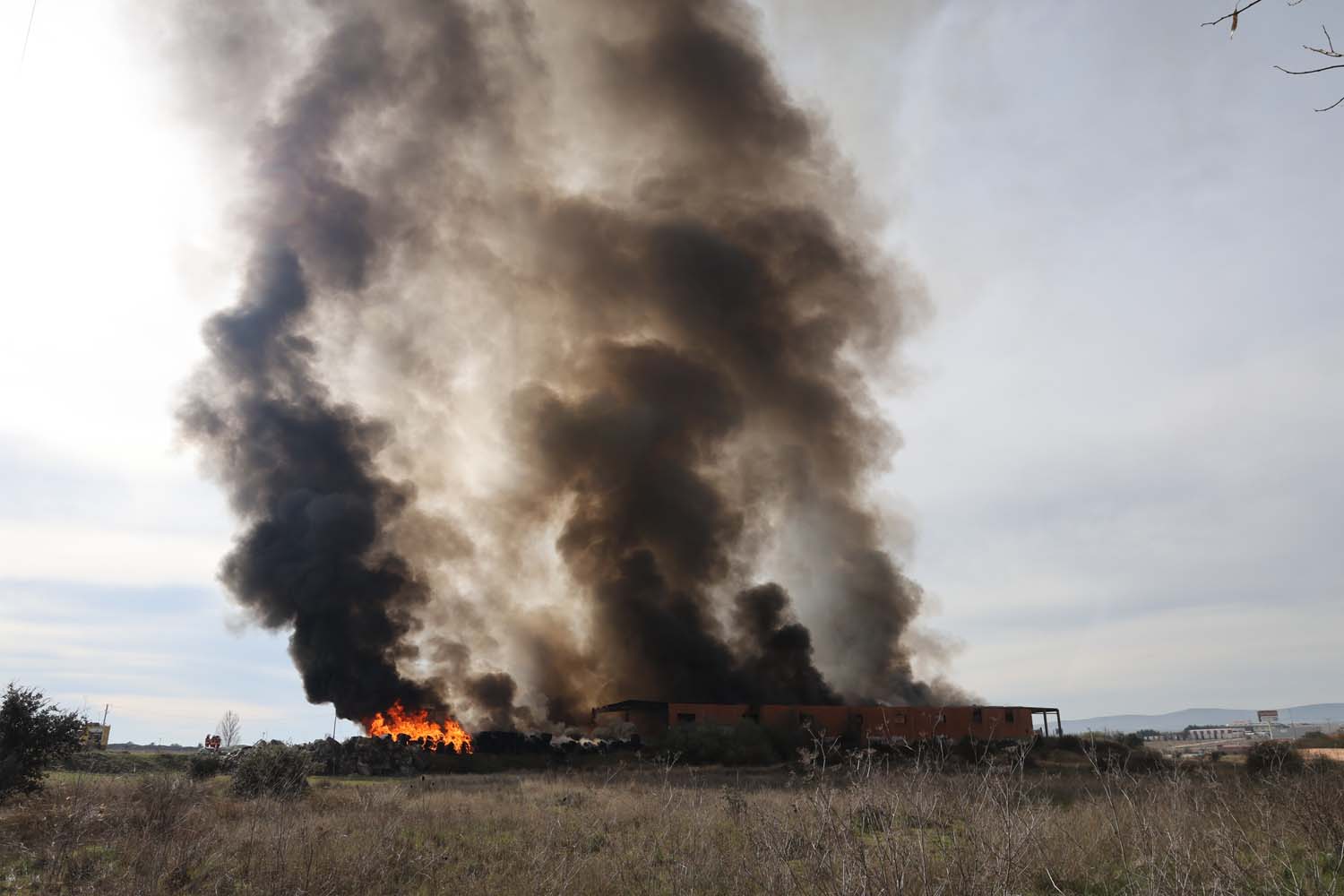 Carlos S. Campillo ICAL. Incendio en una nave de caucho y plásticos de La Bañeza (3)