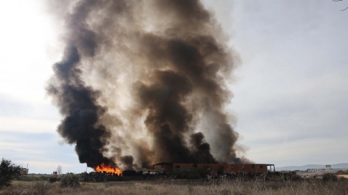 Carlos S. Campillo ICAL. Incendio en una nave de caucho y plásticos de La Bañeza (3)