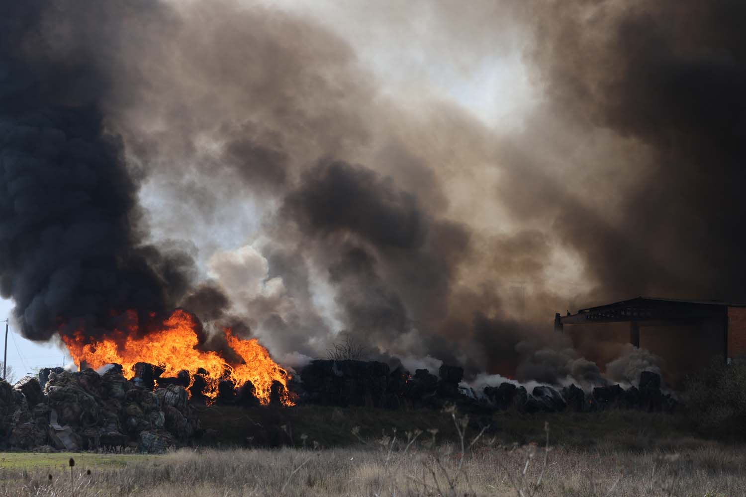 Carlos S. Campillo ICAL. Incendio en una nave de caucho y plásticos de La Bañeza (4)