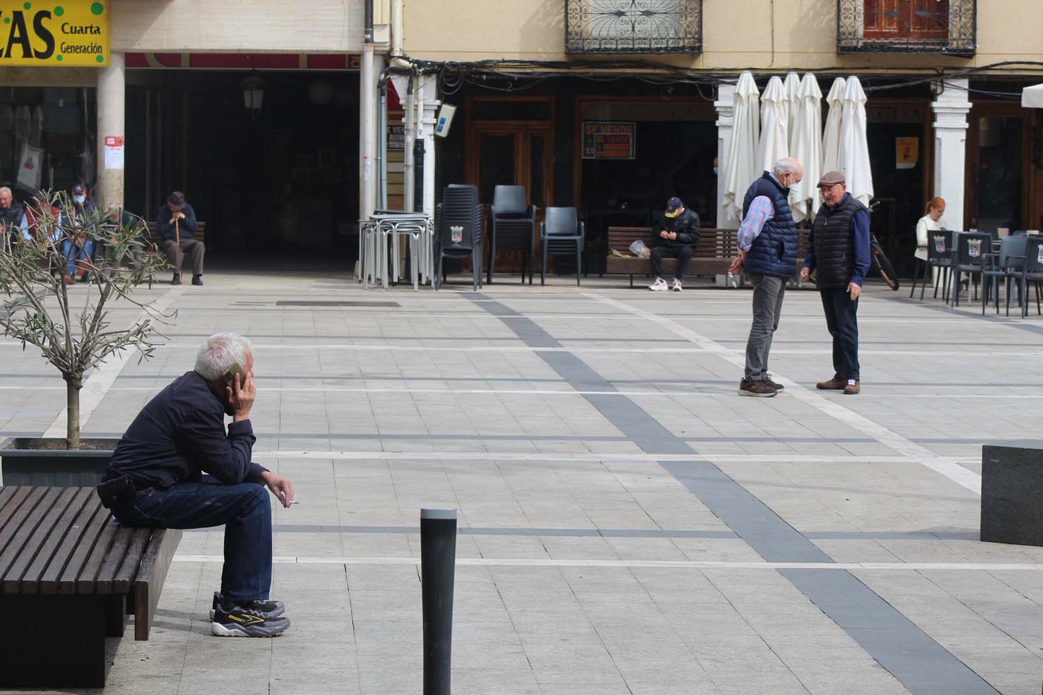 La Bañeza con el incendio de la nave de plásticos (2)