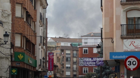La Bañeza con el incendio de la nave de plásticos (4)