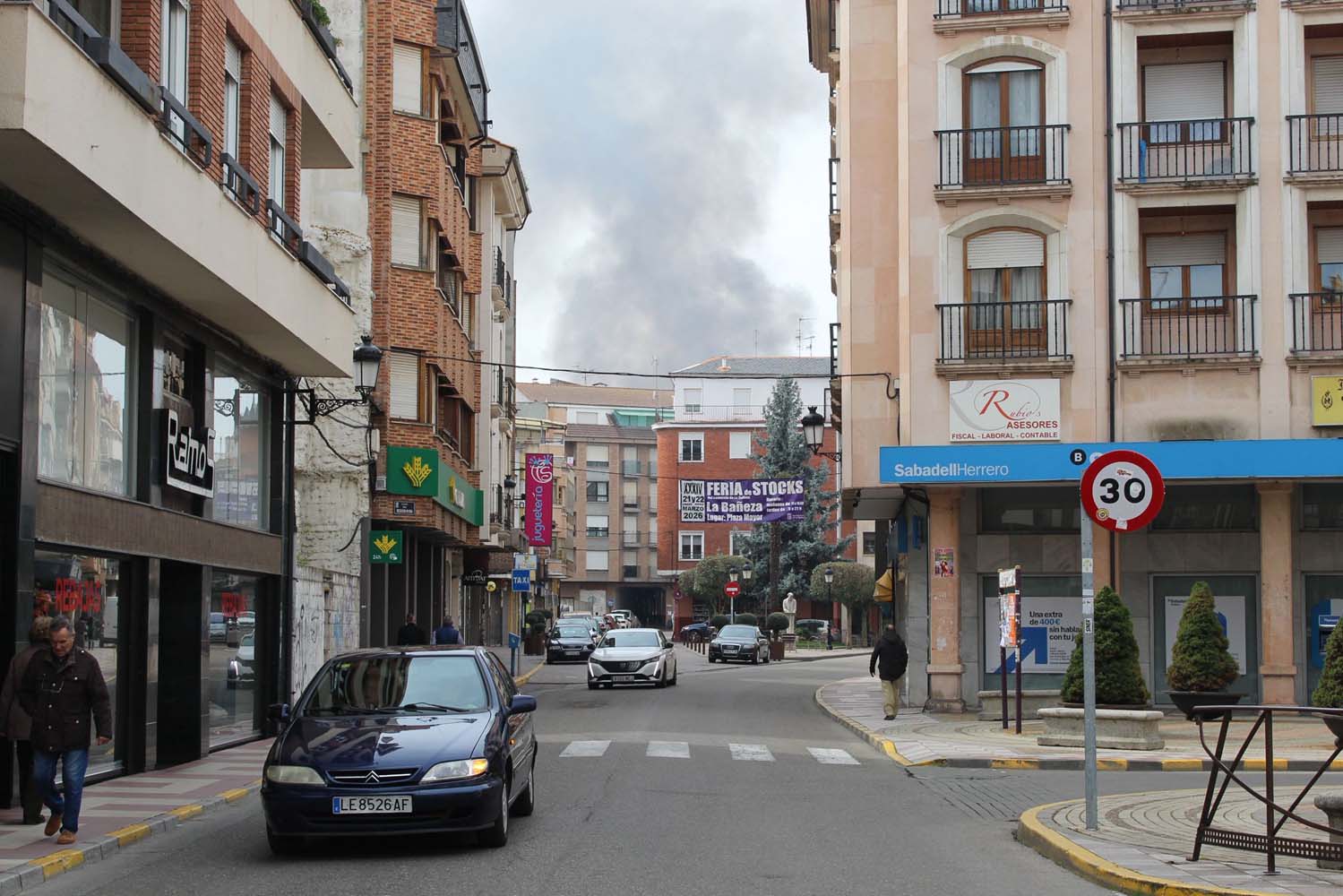 La Bañeza con el incendio de la nave de plásticos 