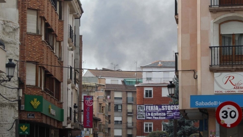 La Bañeza con el incendio de la nave de plásticos (6)