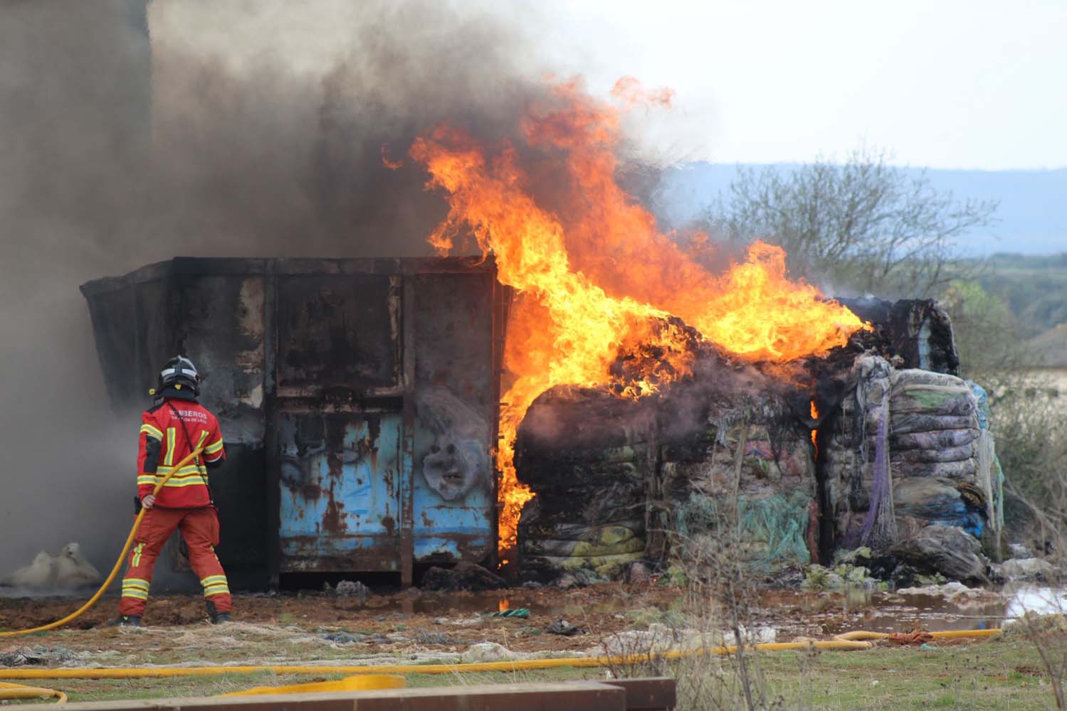La Bañeza con el incendio de la nave de plásticos 