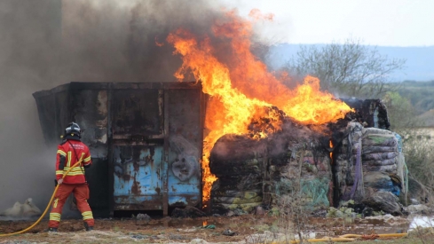 La Bañeza con el incendio de la nave de plásticos 