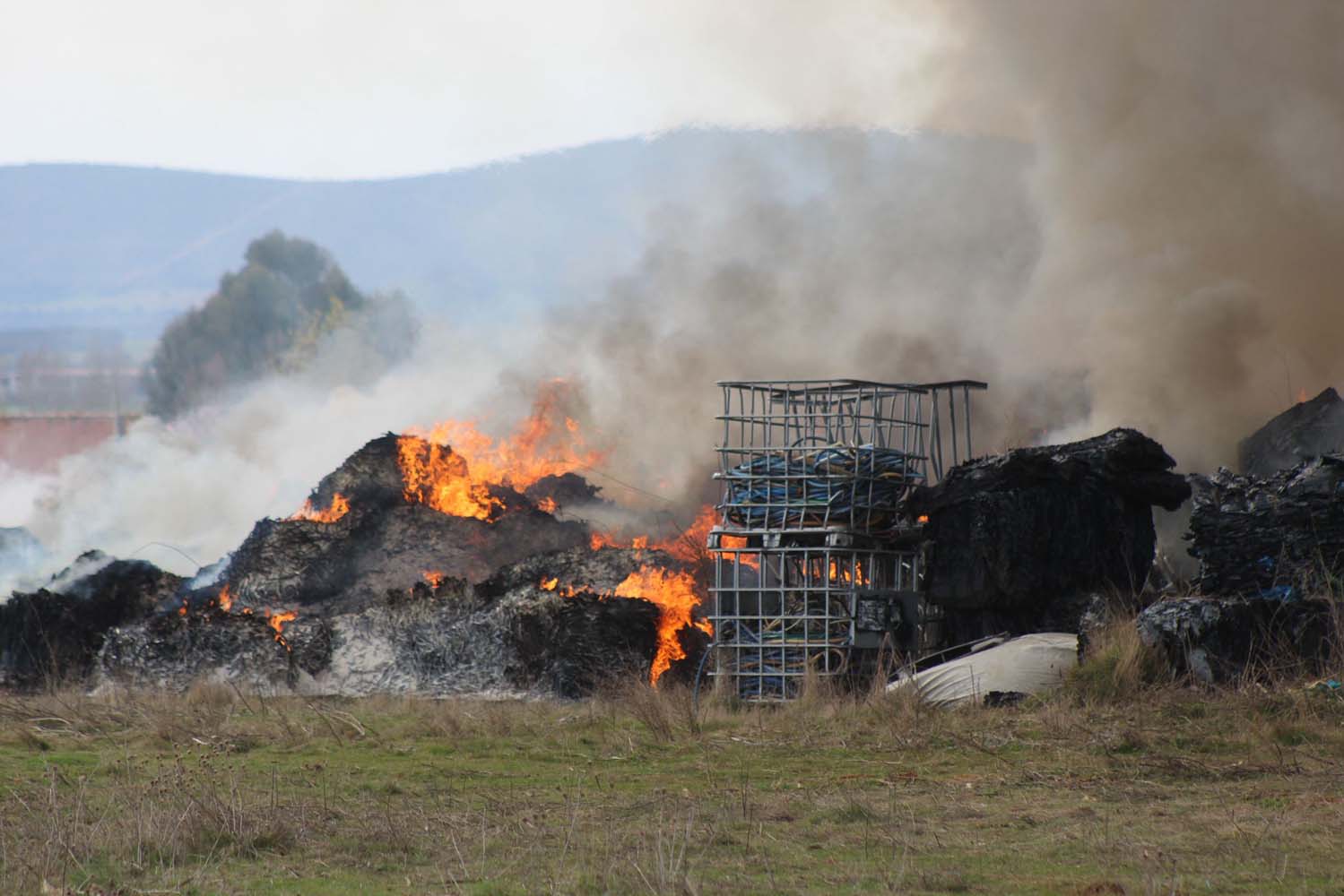 La Bañeza con el incendio de la nave de plásticos (9)