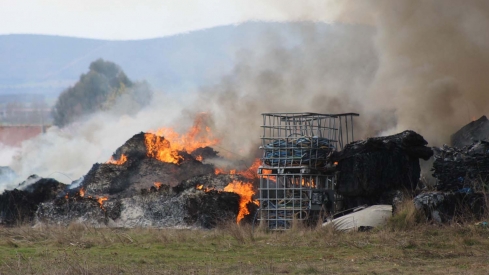 La Bañeza con el incendio de la nave de plásticos (9)