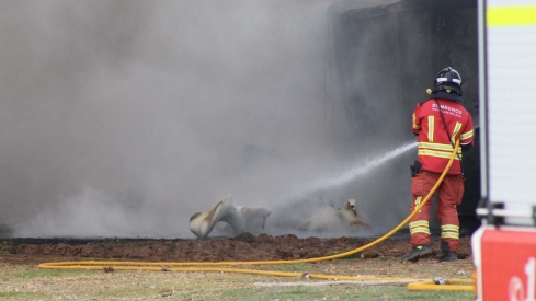 La Bañeza con el incendio de la nave de plásticos (1)
