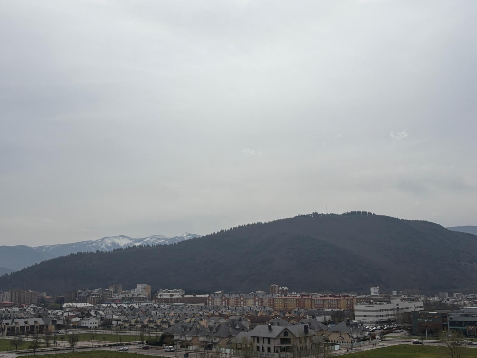 Cielo gris de Ponferrada por la llegada del humo del incendio de La Bañeza