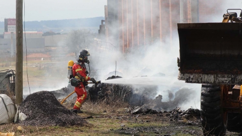 Incendio de una nave en La Bañeza (2)