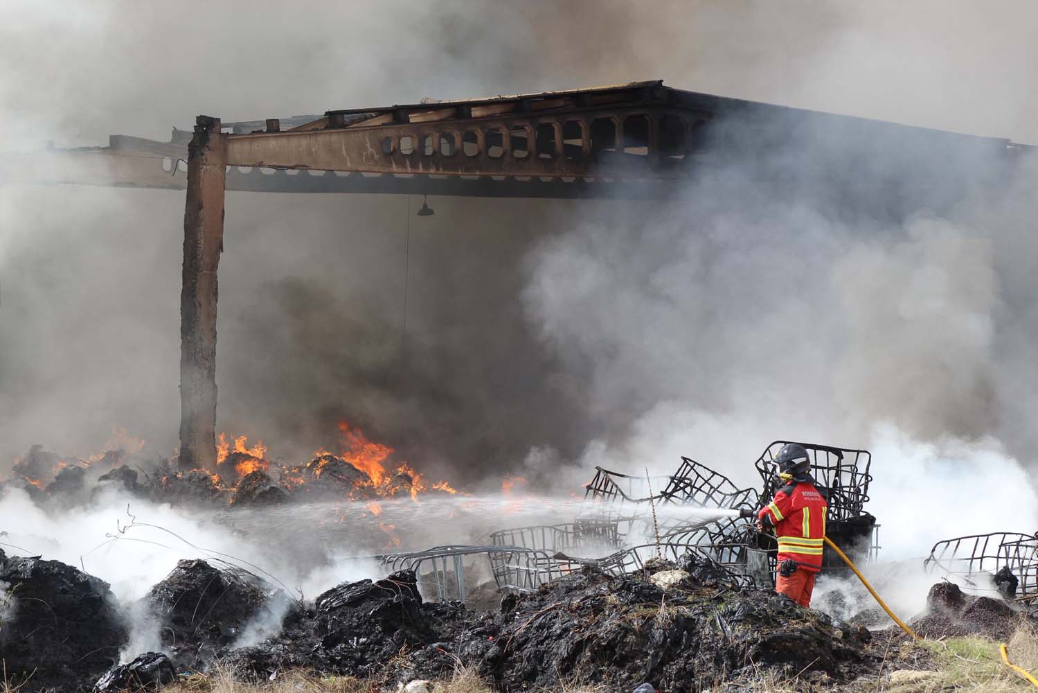 Incendio en La Bañeza: investigación judicial, fuego todavía activo y vecinos que mantienen la normalidad