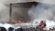 Incendio en La Bañeza: investigación judicial, fuego todavía activo y vecinos que mantienen la normalidad Incendio en La Bañeza: investigación judicial, fuego todavía activo y vecinos que mantienen la normalidad