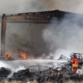 Incendio en La Bañeza: investigación judicial, fuego todavía activo y vecinos que mantienen la normalidad