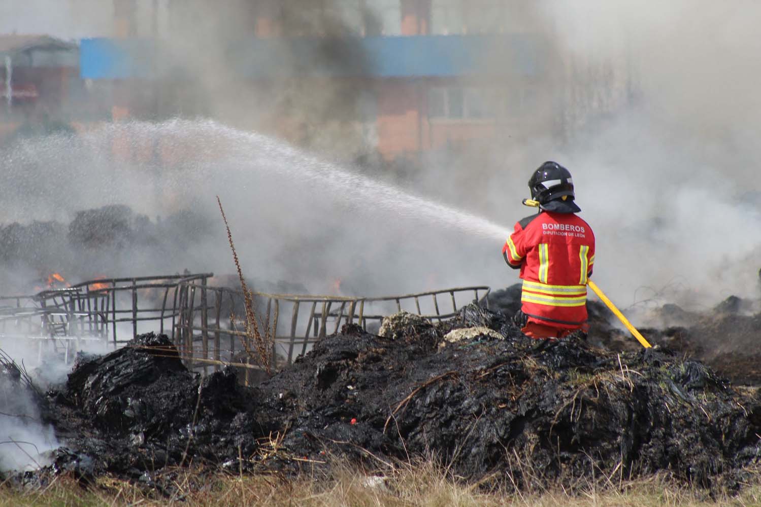 Incendio de una nave en La Bañeza (1)