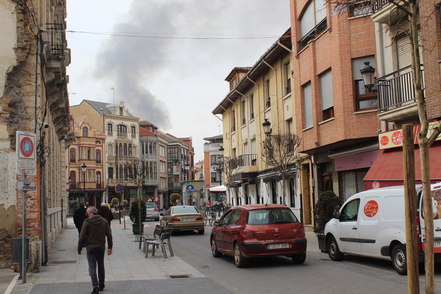 Normalidad en La Bañeza pese al incendio de una nave (2)