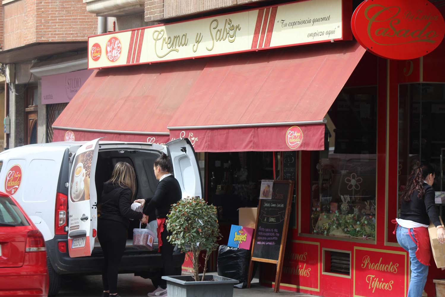 Normalidad en La Bañeza pese al incendio de una nave (1)