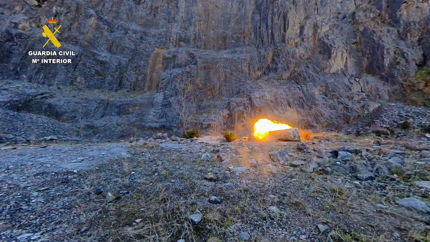 Destrucción de los cuatro extintores explosivos 3