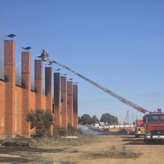 Trabajos del operativo en el incendio de la nave de plásticos de La Bañeza