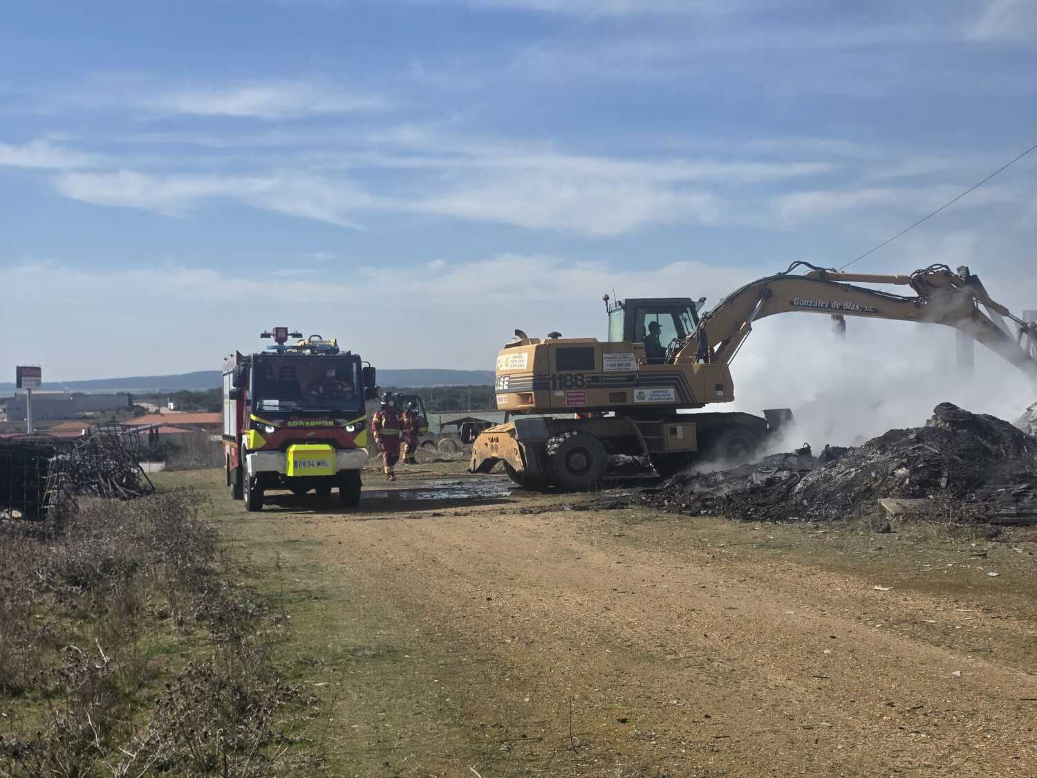 Trabajos del operativo en el incendio de la nave de plásticos de La Bañeza Trabajos del operativo en el incendio de la nave de plásticos de La Bañeza