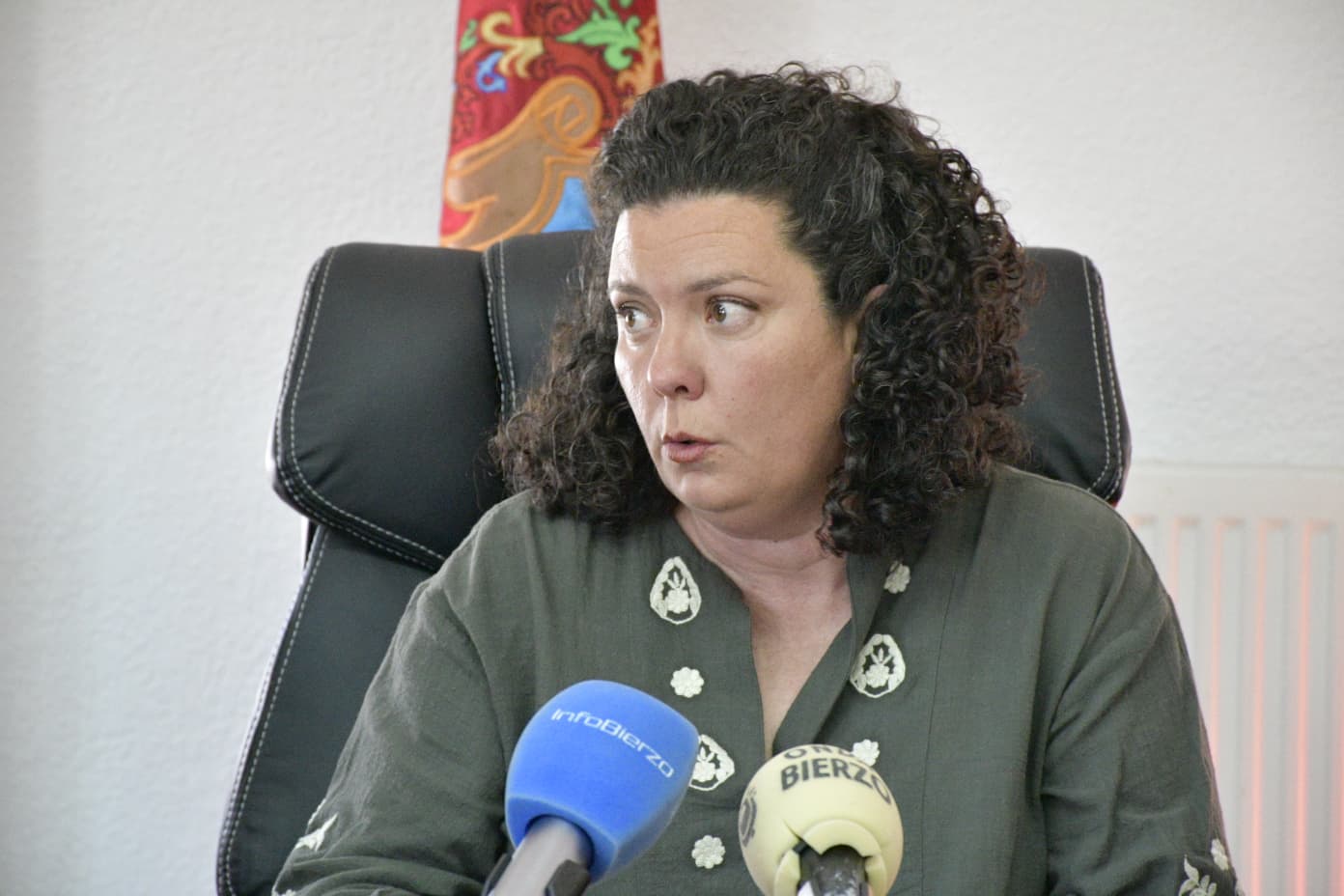 Irene González, alcaldesa de Cacabelos en la rueda de prensa de este jueves