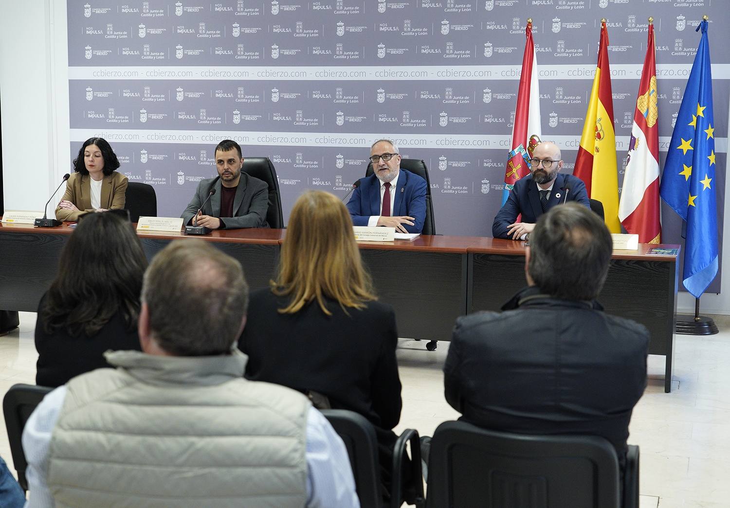 César Sánchez / ICAL . El director general de la Agenda 2030 del Ministerio de Derechos Sociales, Consumo y Agenda 2030, David Perejil (2I), junto al presidente del Consejo Comarcal del Bierzo, Olegario Ramón (2D), el subdelegado del Gobierno en León, Héctor Aláiz (D), y la consejera de Formación, Empleo y Agenda 2030 del Consejo Comarcal, Laura Fernández, durante la presentación del proyecto 'Territorio Azul'