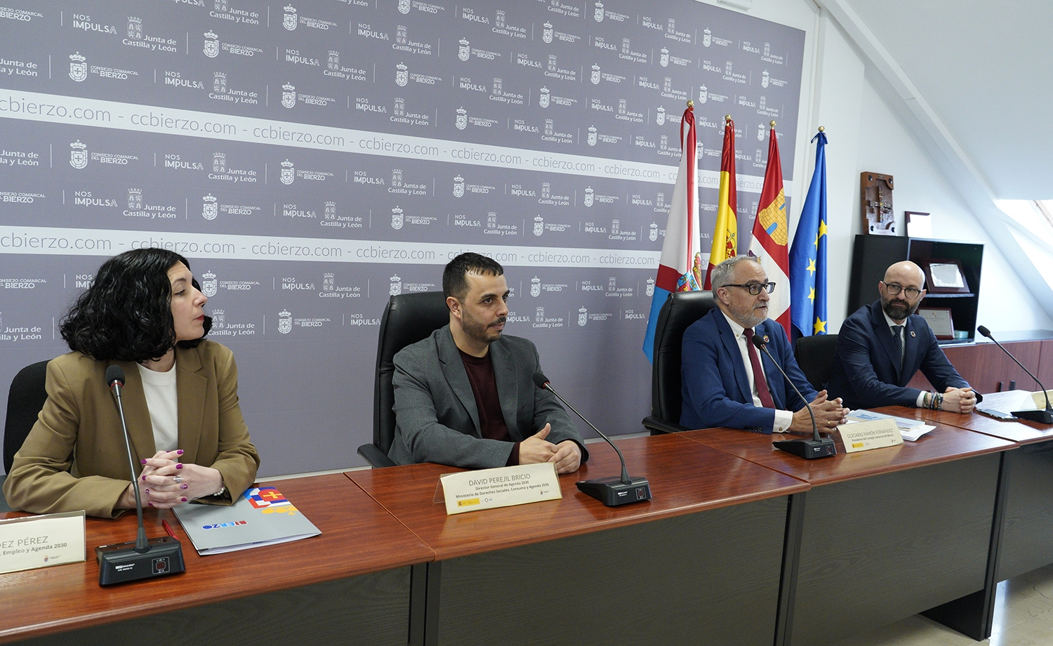 César Sánchez / ICAL . El director general de la Agenda 2030 del Ministerio de Derechos Sociales, Consumo y Agenda 2030, David Perejil (2I), junto al presidente del Consejo Comarcal del Bierzo, Olegario Ramón (2D), el subdelegado del Gobierno en León, Héctor Aláiz (D), y la consejera de Formación, Empleo y Agenda 2030 del Consejo Comarcal, Laura Fernández, durante la presentación del proyecto 'Territorio Azul'