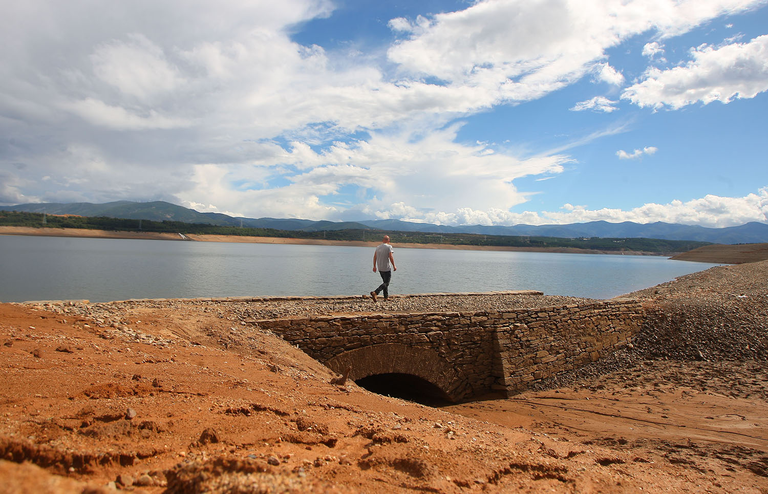 El pantano de Bárcena en niveles muy bajos que dejan ver el antiguo pueblo sumergido.